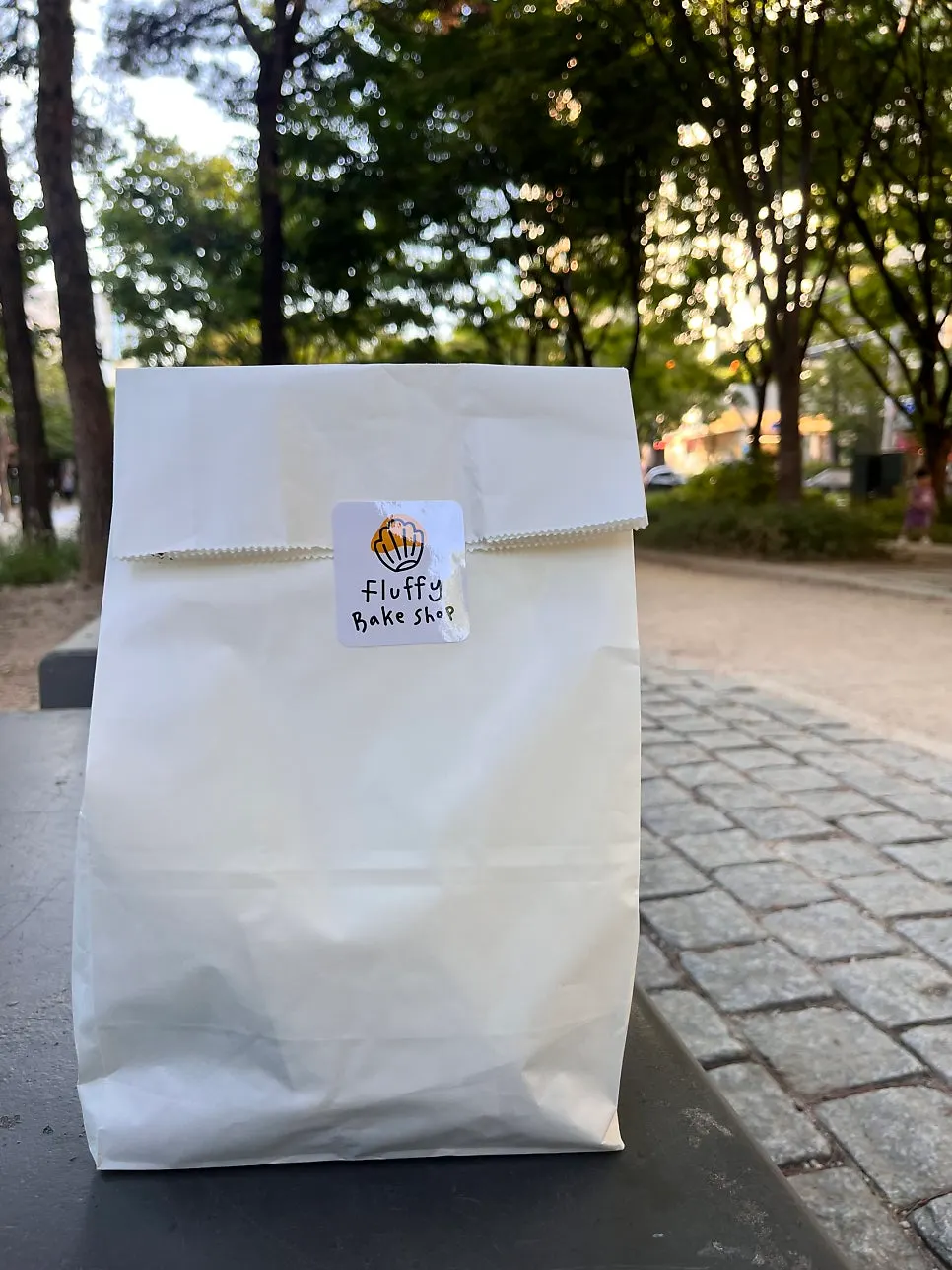 초코까눌레 단면과 디저트 접시