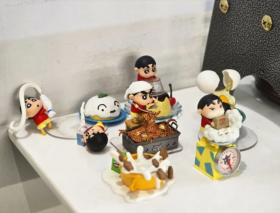 Figurines and small décor inside the shop