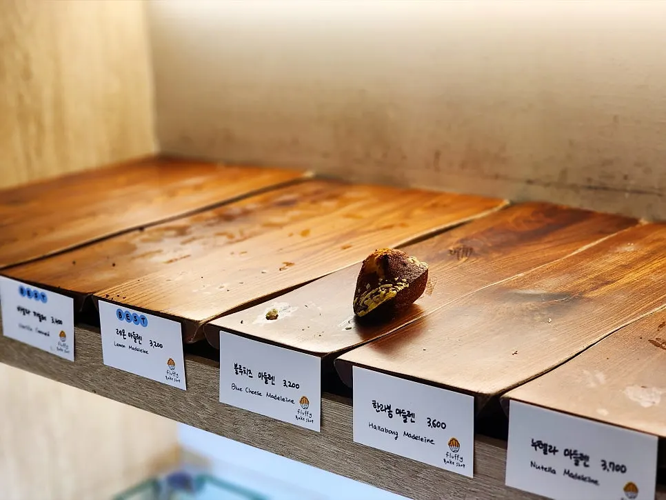 Sold-out shop display shelves