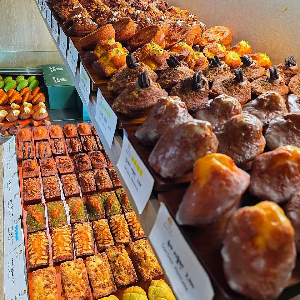 Madeleines and financiers at Fluffy Bake Shop in Gongdeok