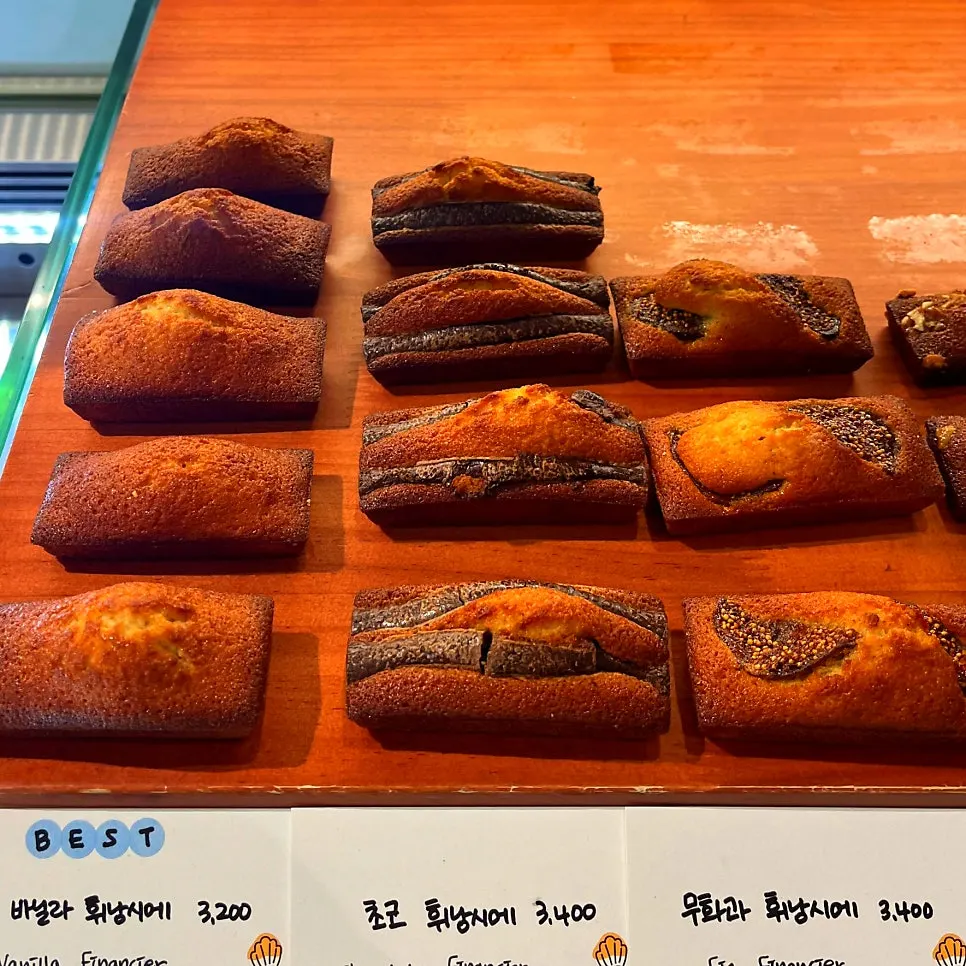 Tray display of assorted financiers