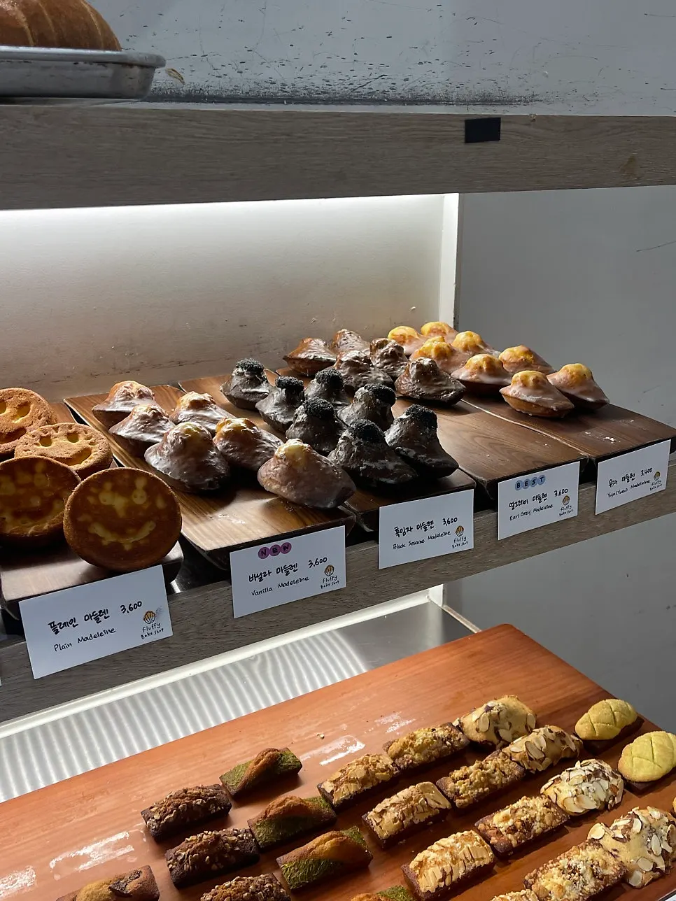 Financiers and canelés on display