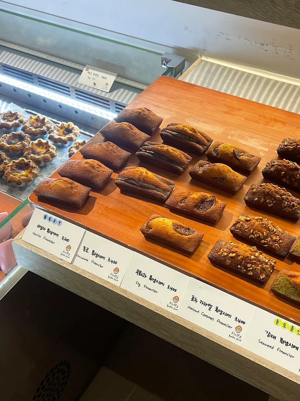 Dessert display with best-seller markers