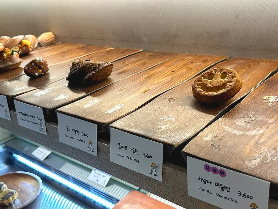 까눌레가 진열된 디저트 코너