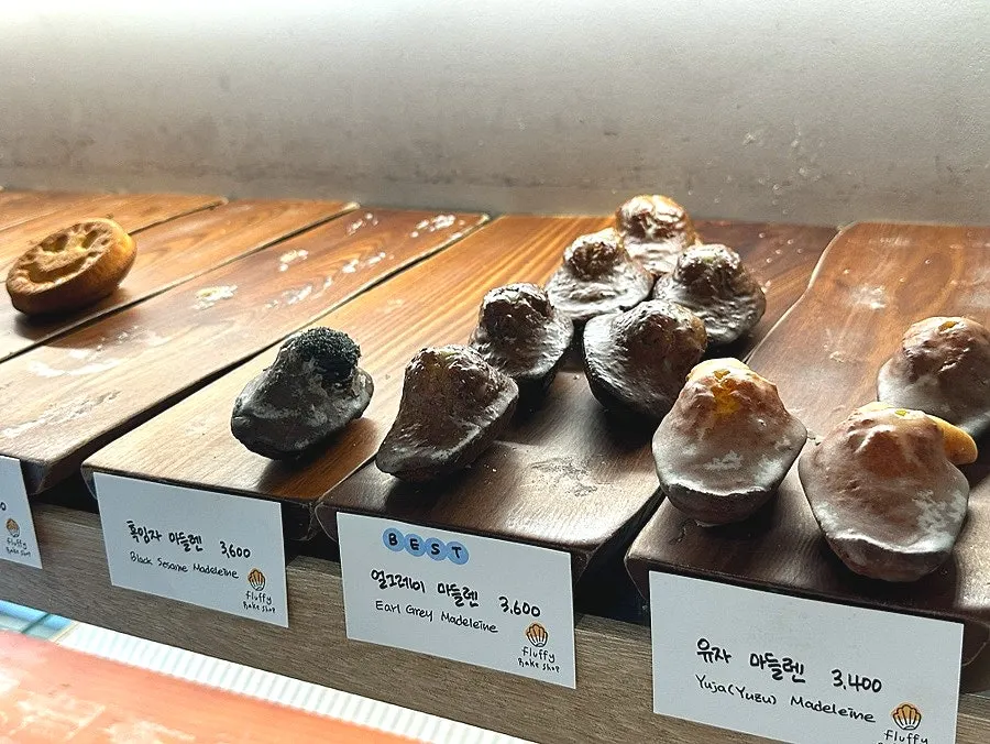 메뉴 이름표가 놓인 구움과자 진열 모습
