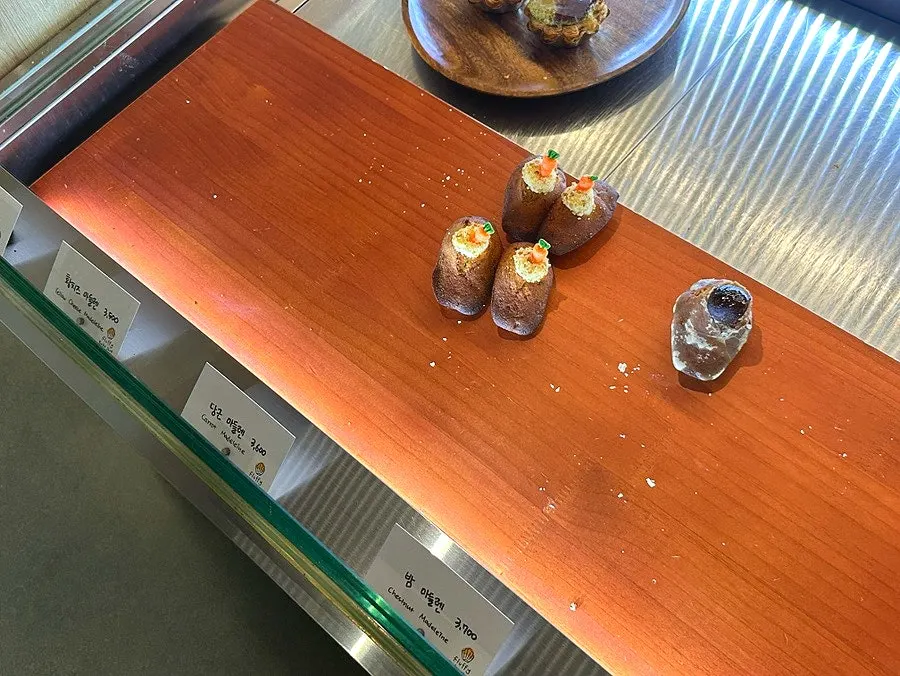 다양한 맛의 마들렌이 올려진 트레이