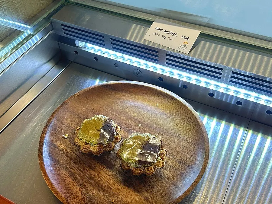 오후에 일부 품절된 디저트 진열대