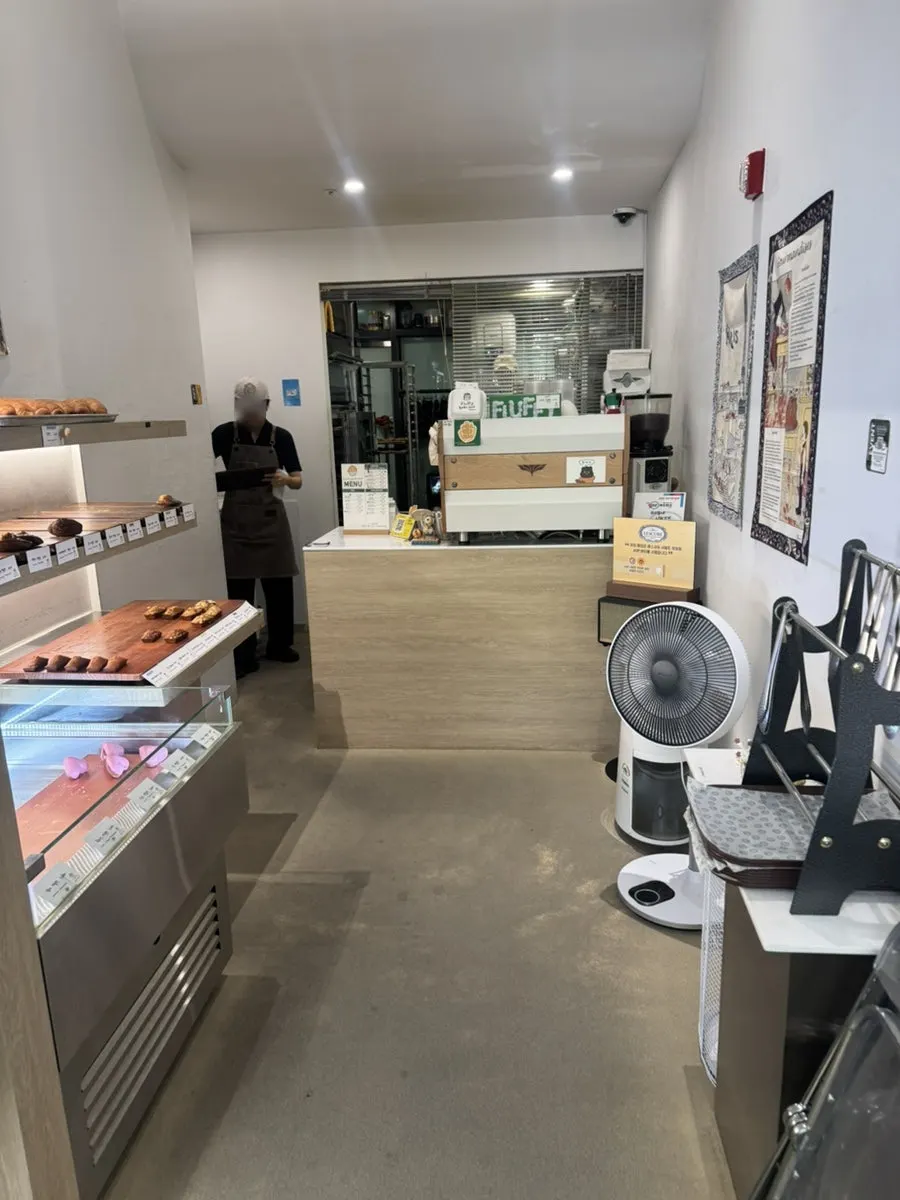 The dessert shop on the first floor of a Gongdeok building on Baekbeom-ro