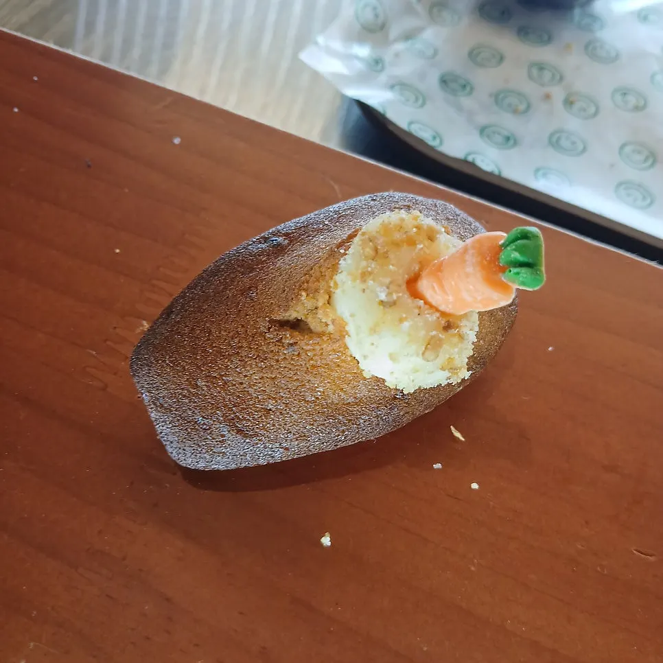 까눌레가 놓인 진열대