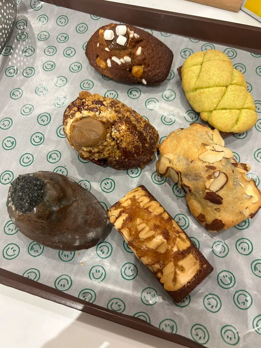 A hand-picked 6-piece pastry gift set