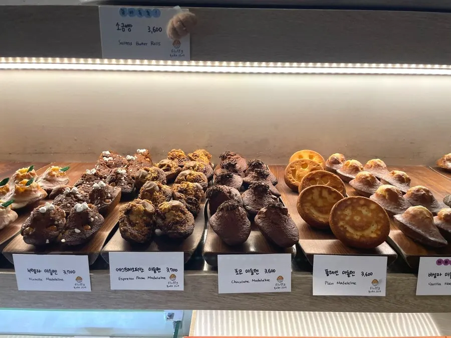 Madeleines and financiers on display