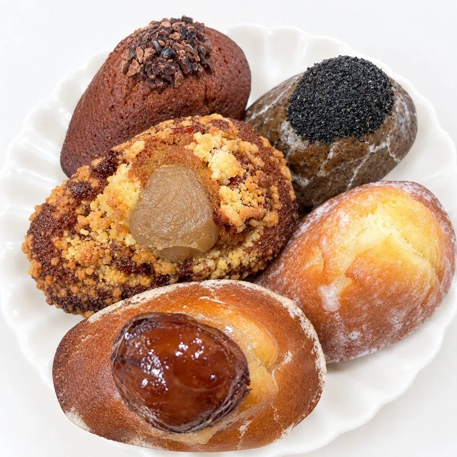 Selection of 7 madeleines, financiers and a canelé
