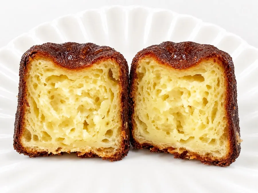 Madeleines and financiers placed together
