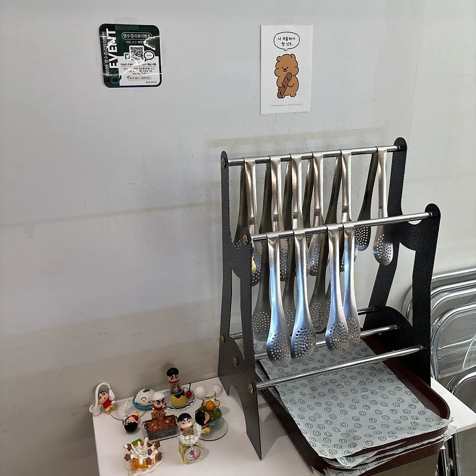 Shin-chan goods in front of the bread tongs