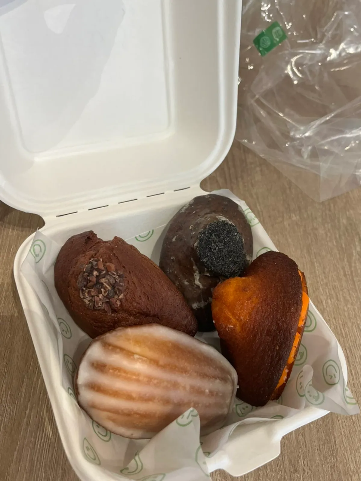 바닐라 까눌레와 휘낭시에 마들렌 8개