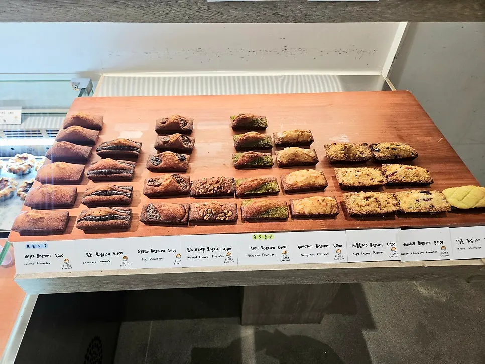 바닐라 휘낭시에가 놓인 진열대