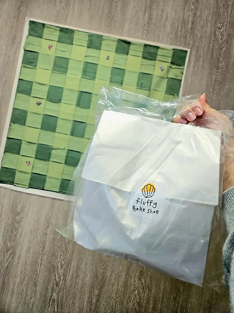 트레이에 담은 마들렌과 소금빵
