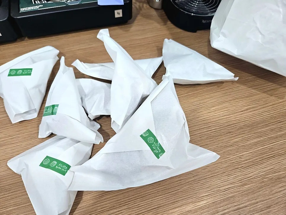회사 탕비실에서 개별 포장된 디저트 개봉