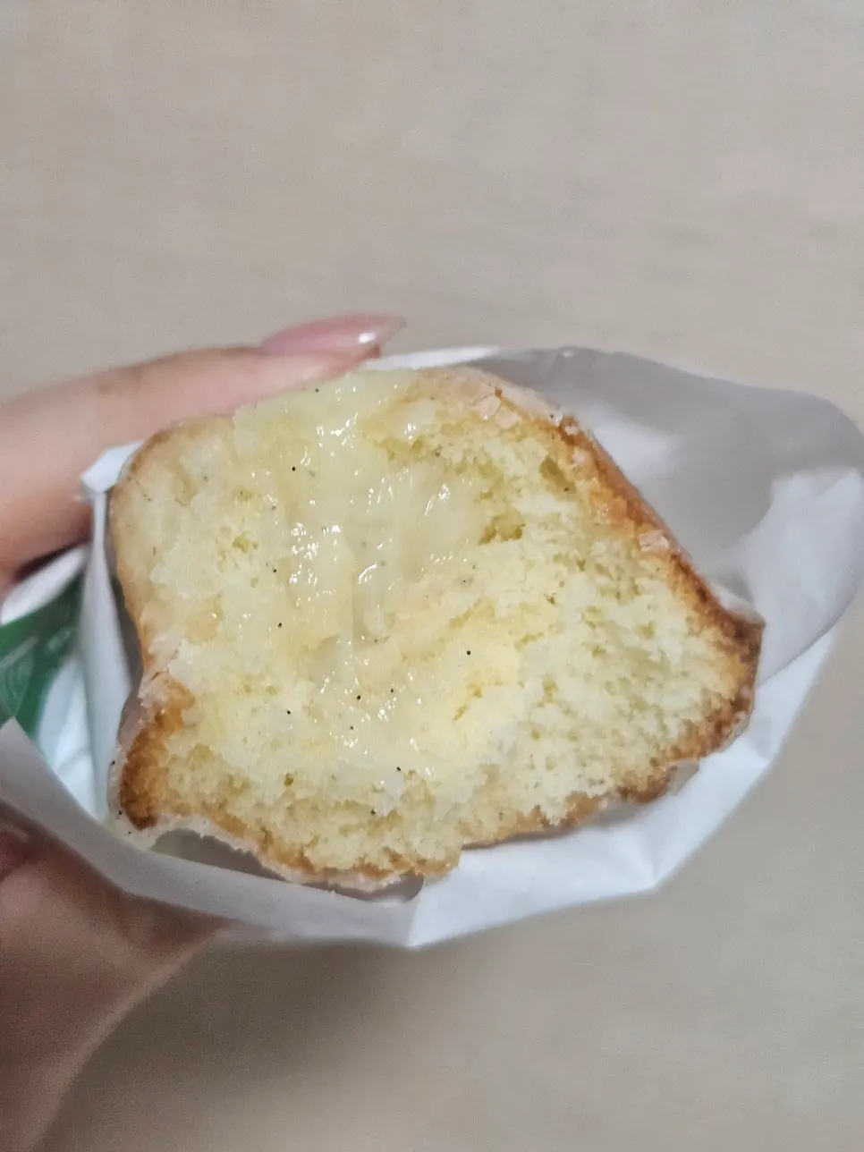 커스터드 크림이 보이는 바닐라 마들렌 단면