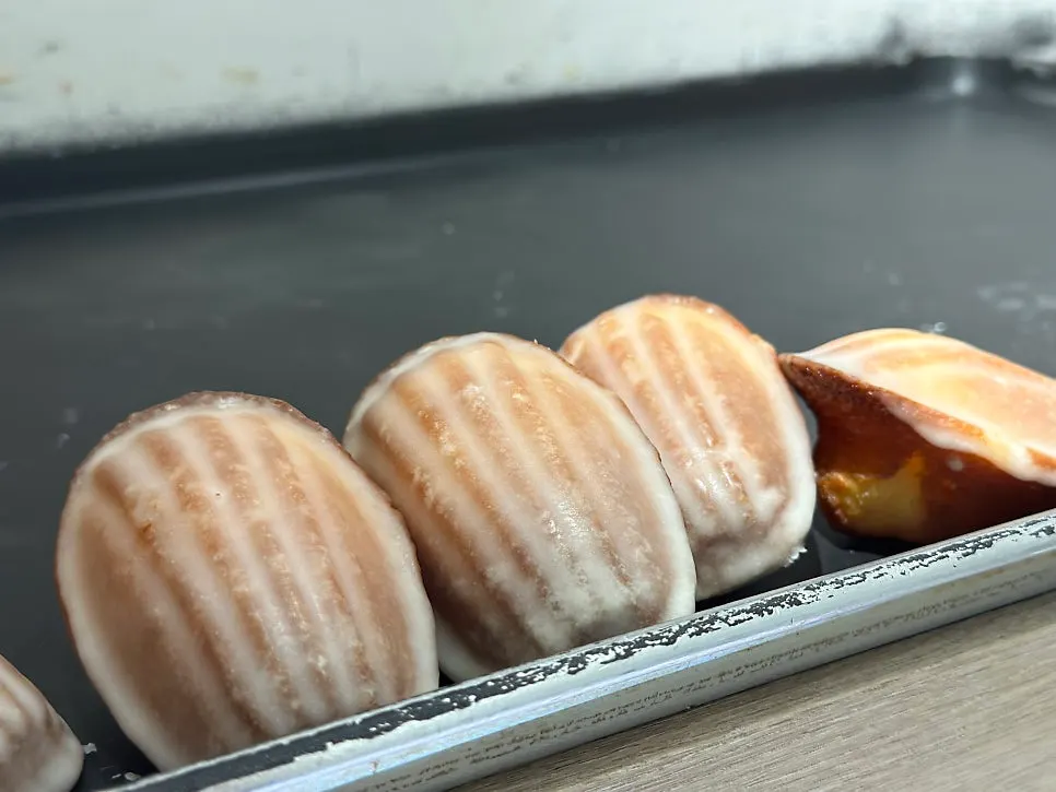 Display case with financiers