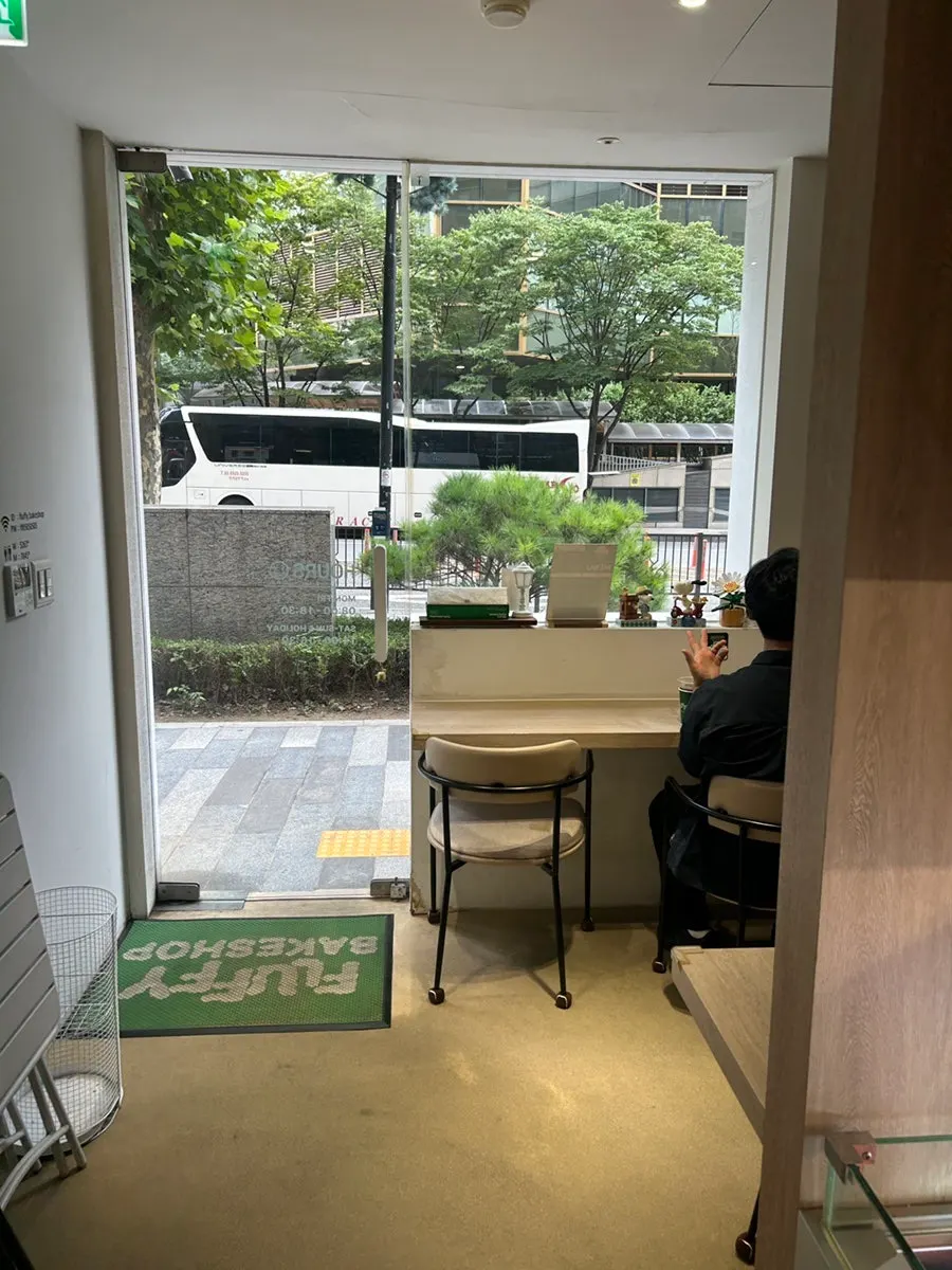 구움과자 공간과 카페 공간이 나뉜 내부