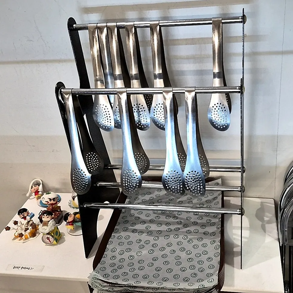 Tongs and tray for picking pastries