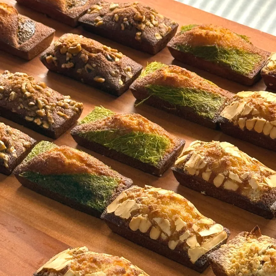 Gamtae financier topped with dried seaweed