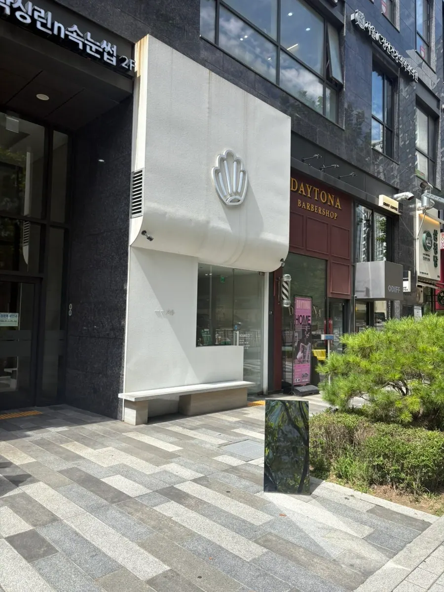 Exterior of Fluffy Bake Shop at the Gongdeok SK Leaders View Complex 2 commercial building