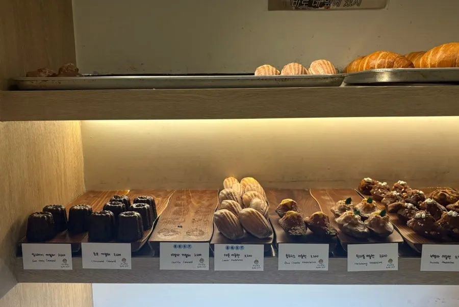 Showcase display of madeleines by flavor