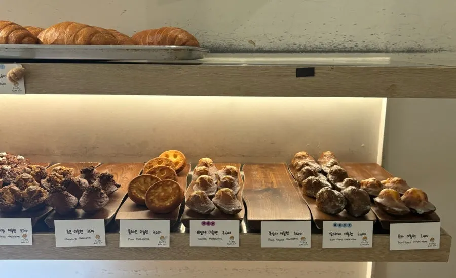 Display shelf of financiers by flavor