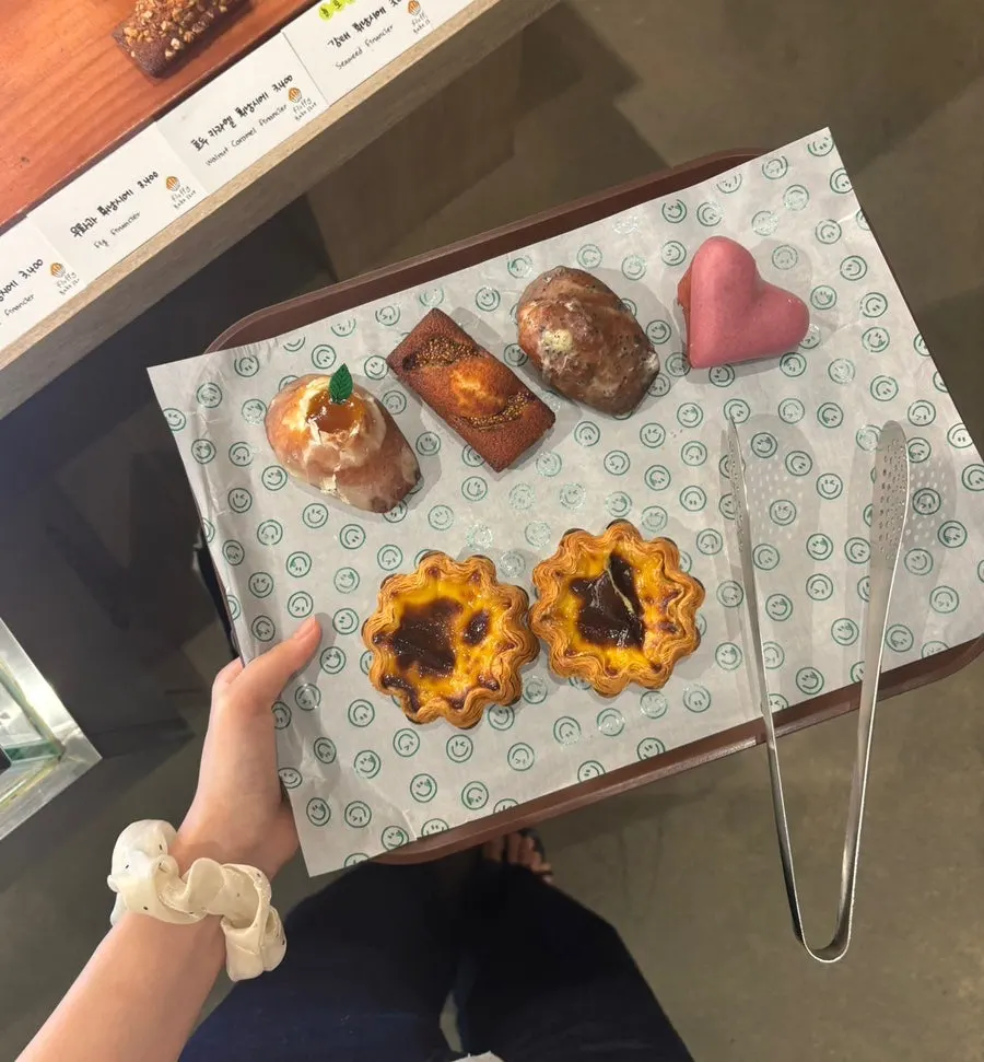 다양한 맛의 마들렌과 휘낭시에