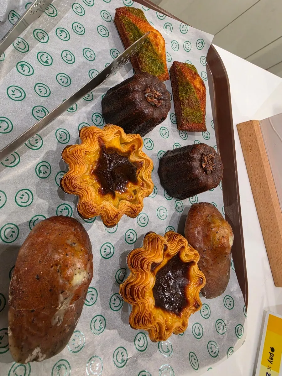 Madeleines and financiers enjoyed on the forest path