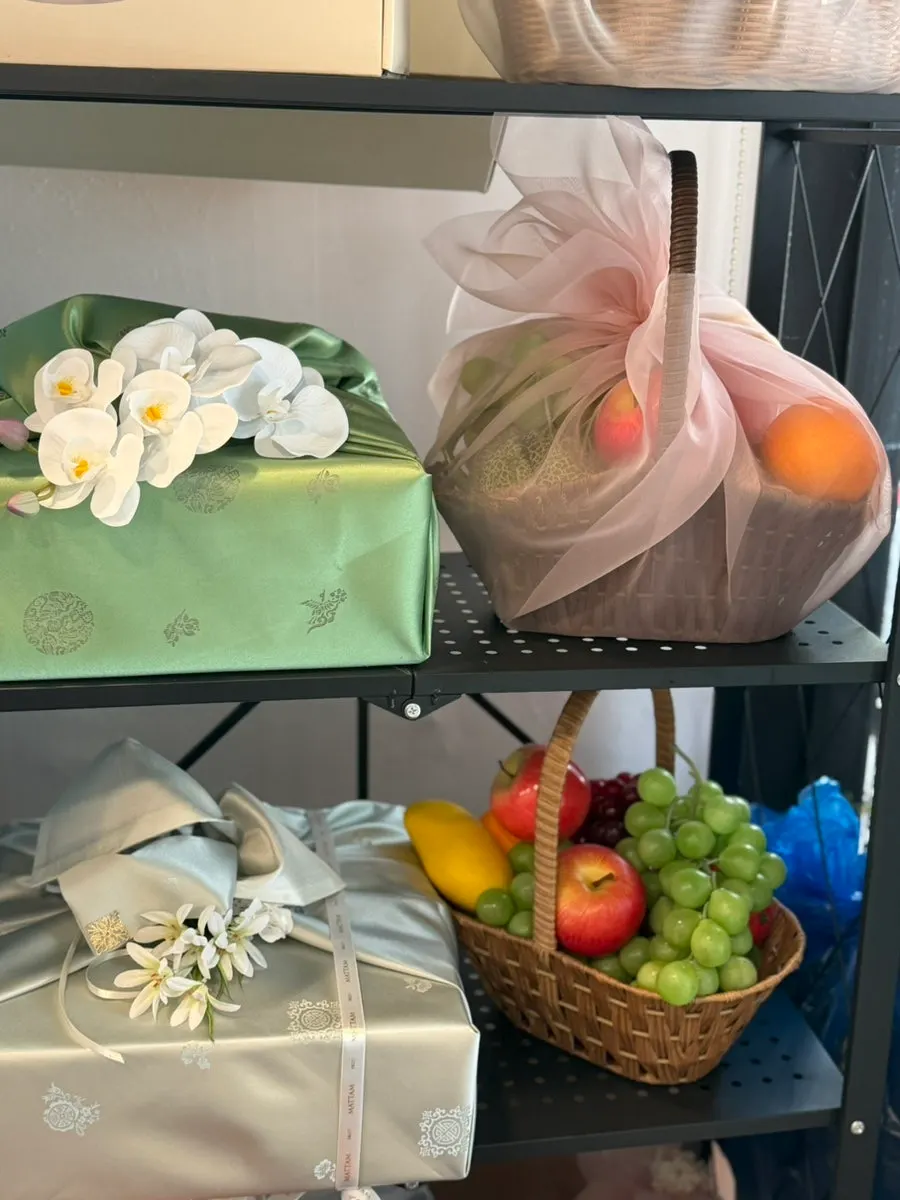 Preparing a DIY fruit-decorating cake