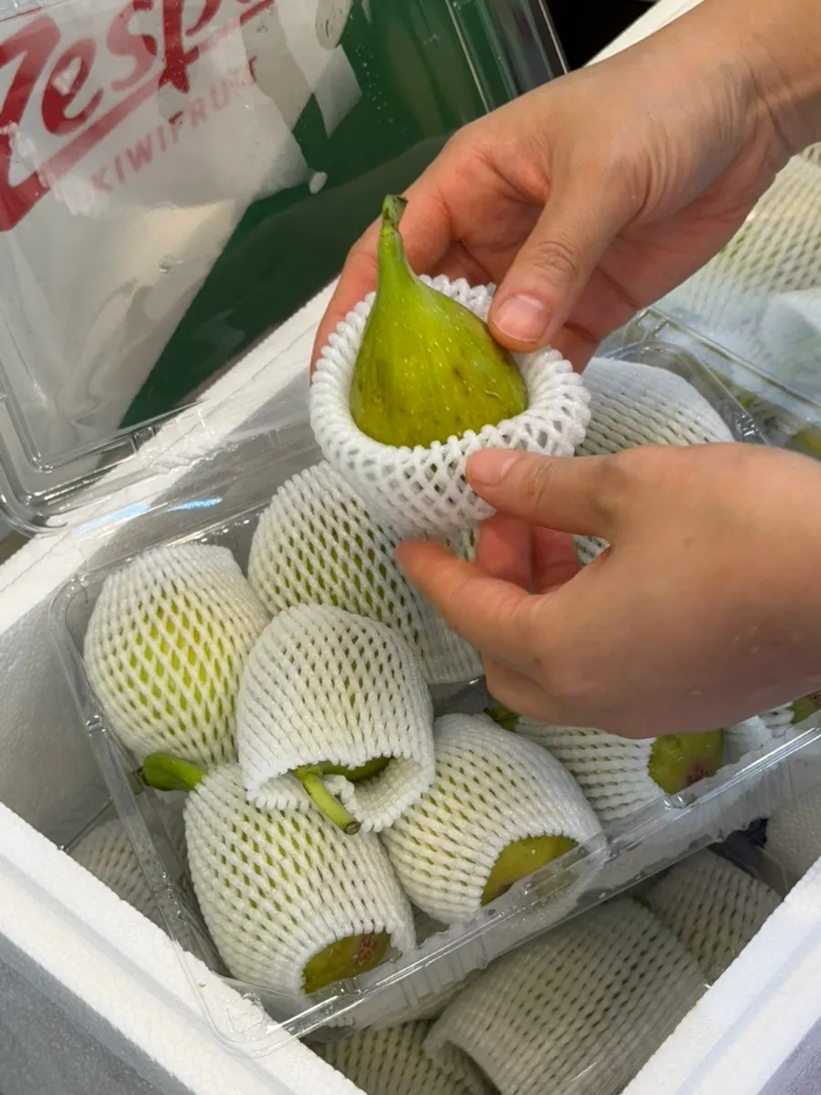 Choosing Geobong and Heukabong grapes for the cake