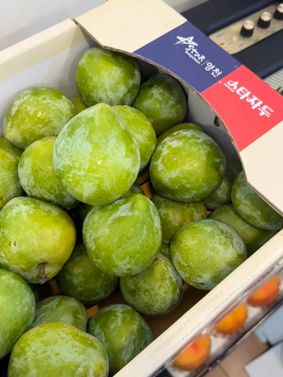Choosing Geobong and Heukabong grapes for the cake