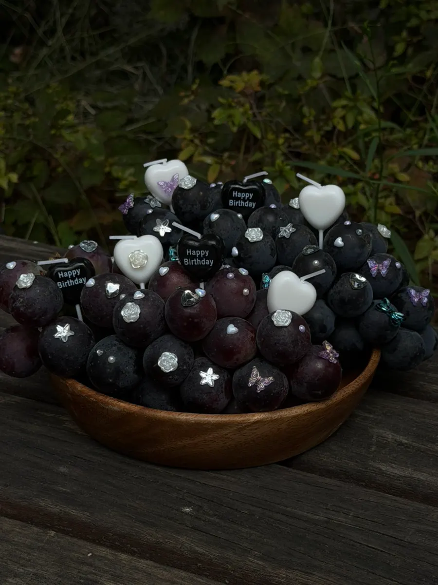 Birthday fruit cake made with Geobong and Heukabong grapes