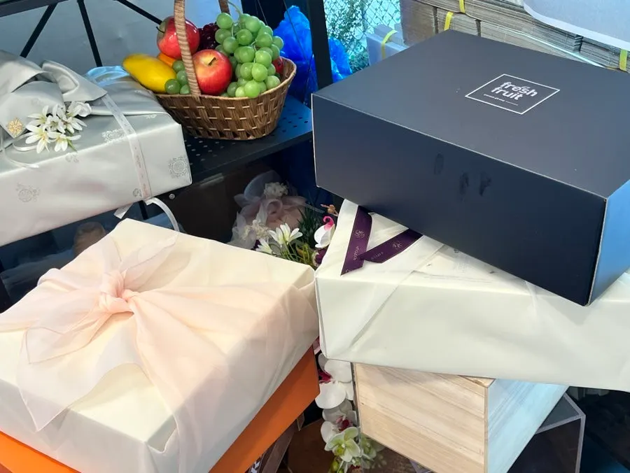 Fruit basket gift-wrapping sample