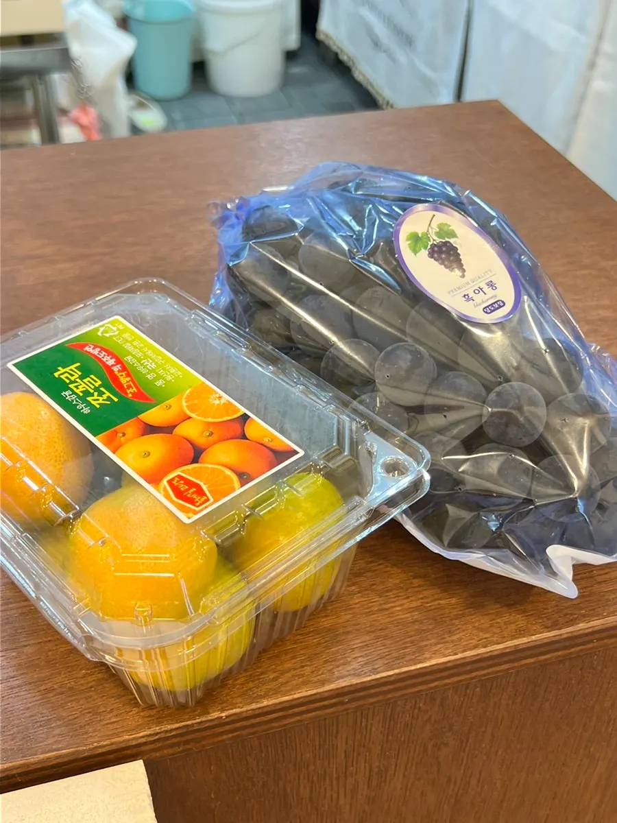 Mandarins and Kyoho grapes picked up after shopping