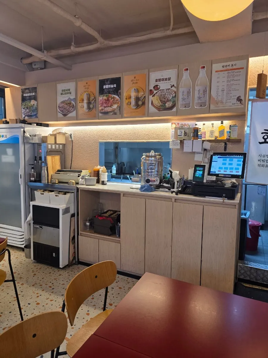 테이블 위에 놓인 머리끈 등 배려 요소