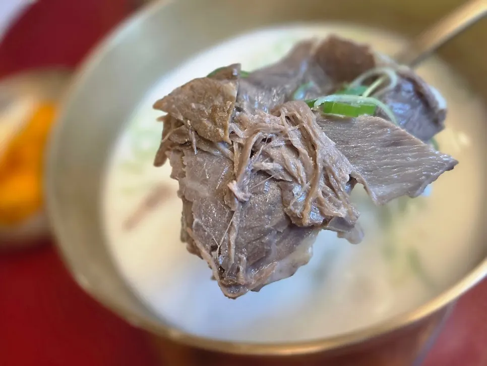 고기가 넉넉히 들어간 사골밥 국물
