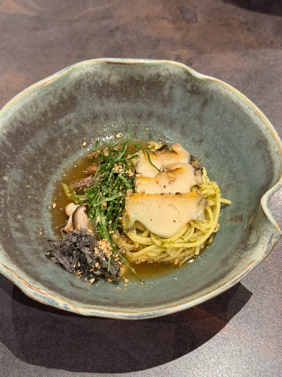 しいたけ海老とズッキーニのソース料理
