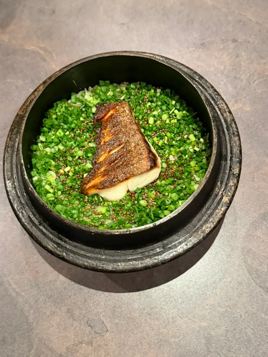 アワビ五色クチナシ麺のコース料理