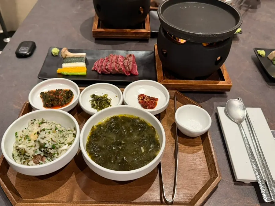 アワビ五色クチナシ麺の食材構成