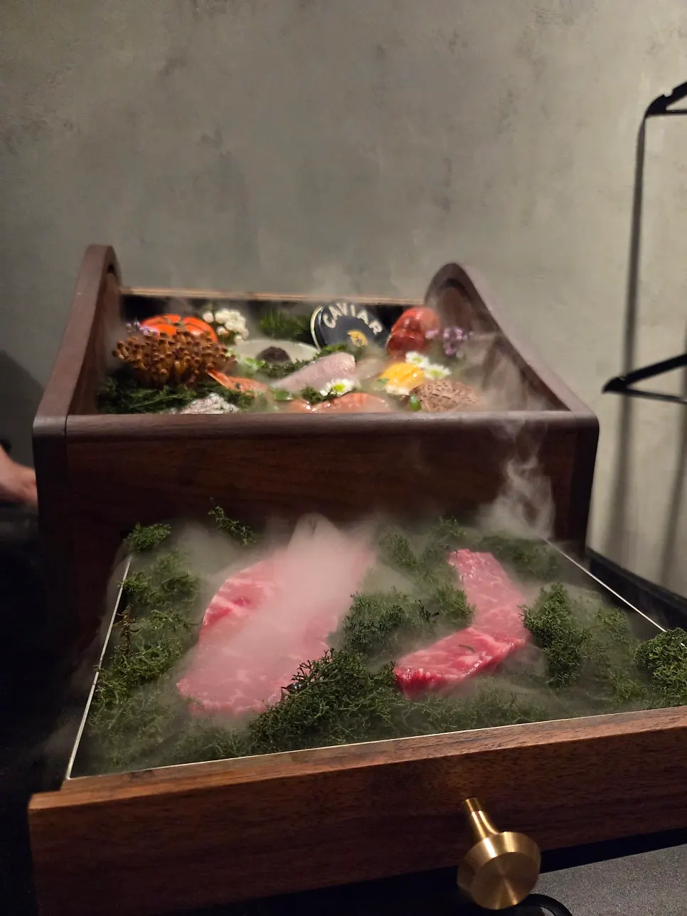 한우 사골과 닭 육수로 끓인 우계진죽