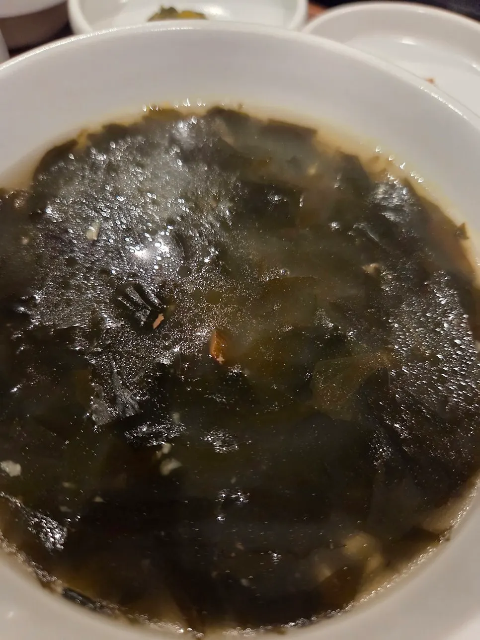 전복과 참나물을 올린 오색 치자면