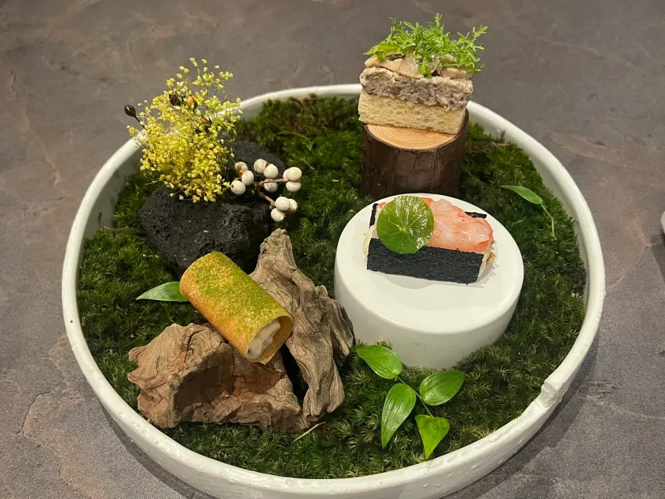 Jinjuk topped with nurungji and mushroom garnish