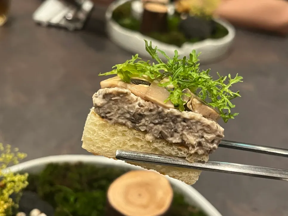 Bite-sized dish plate styled like a mini garden