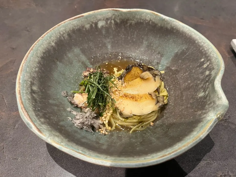 Abalone five-color gardenia noodles piled high with garnish