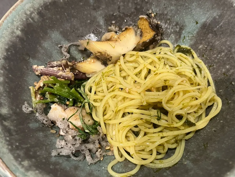 Yellow gardenia noodles with thinly sliced abalone