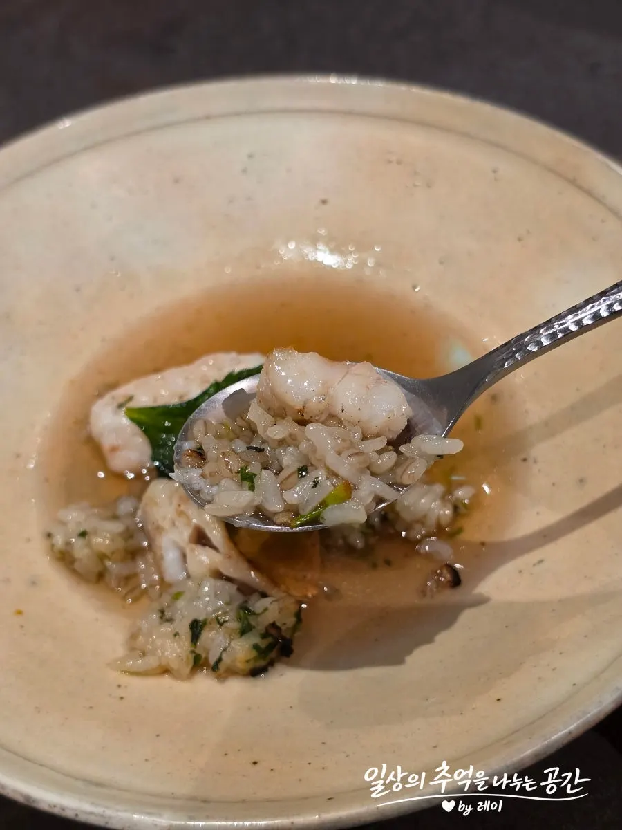 보리참나물밥 위에 올린 제주 옥돔